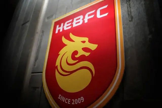 贺远江不禁感叹道：我是真没想到，你竟然一直就在金陵......叶辰问他：贺教授，那您认识我父亲吗？贺远江摇了摇头，道：你父亲跟你母亲谈恋爱的时候，从来没和我们接触过，我们只知道你父亲是燕京叶家的少爷，但更多的细节就不是很清楚了，你父母在燕京举办婚礼的时候，我和太太原本是准备过来参加的，但当时美国那边出了点事，我们临时只能改变了计划。